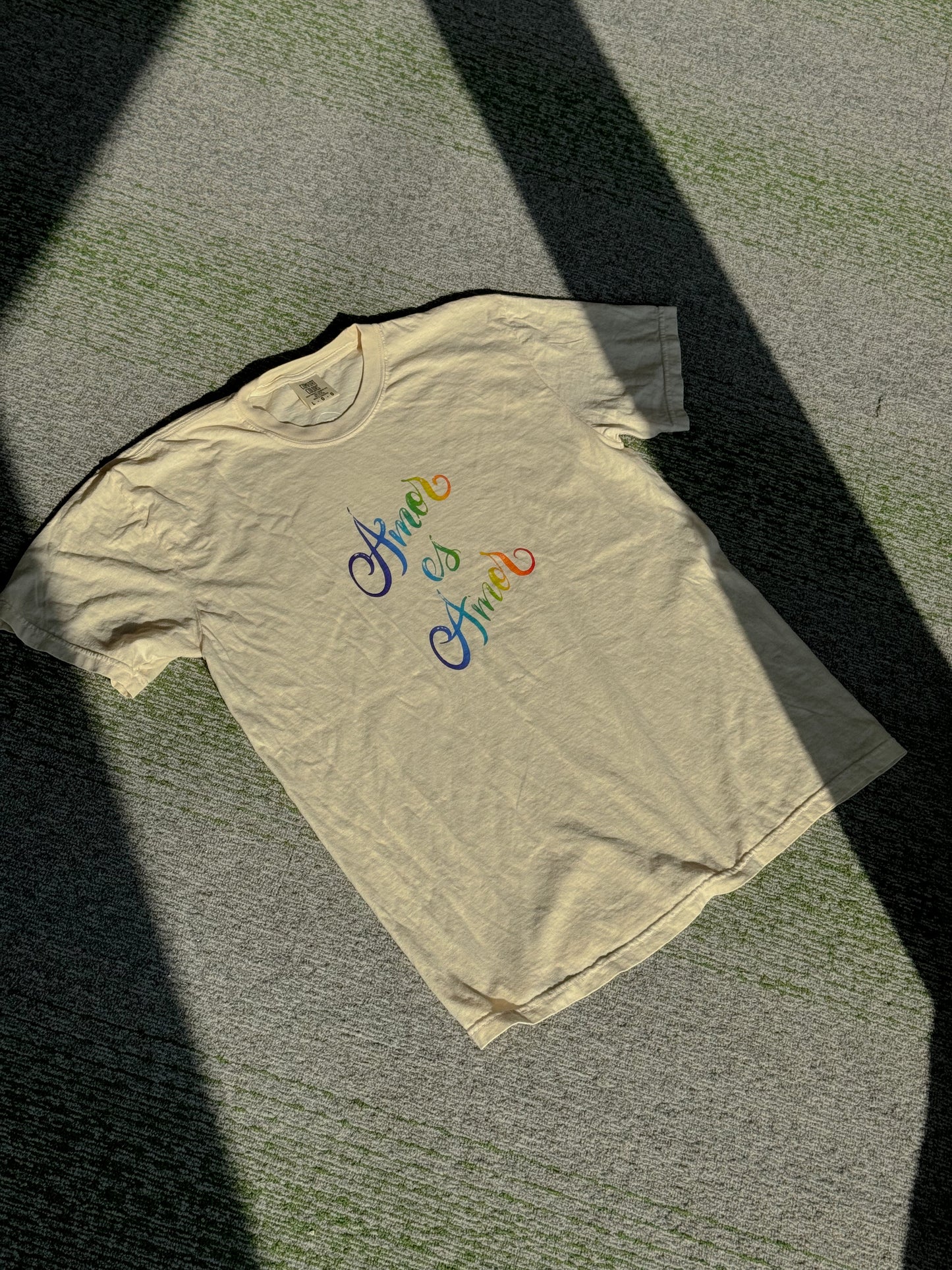 Amor Es Amor Rainbow Tee